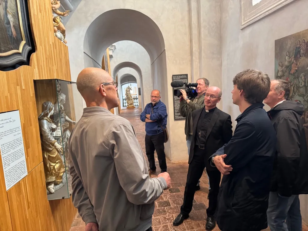 Při prohlídce expozice v kostele Nalezení sv. Kříže