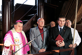 Zvon Augustin v Hradci Králové byl po letech uveden do provozu