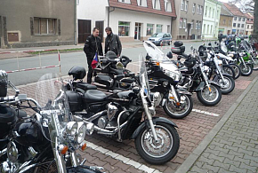 Biskup Jan Vokál požehnal stroje motorkářům