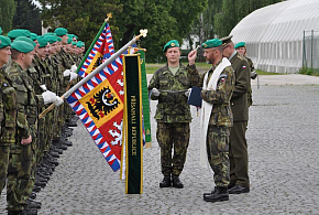 Bojové prapory polní nemocnice požehnány