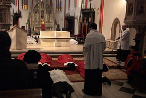 Obřady Velkého pátku v katedrále Svatého Ducha