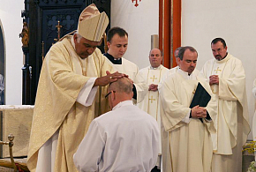 Biskup Josef Kajnek vysvětil šest trvalých jáhnů