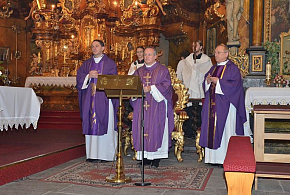 Jaroměřští kněží mají pamětní desku