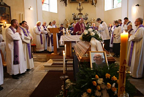 Věřící se rozloučili s Mons. Dudou