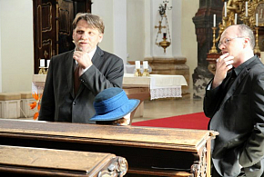 Biskup Vokál předával maturitní vysvědčení