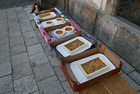 Před biskupskou rezidencí rejdily masky