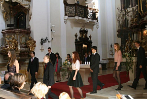 Biskup Jan Vokál předal maturitní vysvědčení