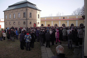 Biskup Josef otevřel Svatou bránu milosrdenství v Králíkách