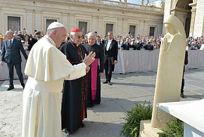Darování sochy sv. Anežky České papeži Františkovi