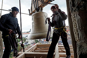 Vyzdvižení zvonu do kostela sv. Jakuba
