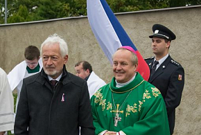 V Trpíně odhaleno pietní místo obětem války